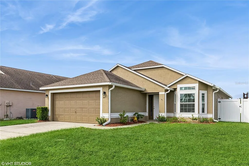 3 bed, 2.0 bath, 1353 sqft, $2,300 — Photo 1
