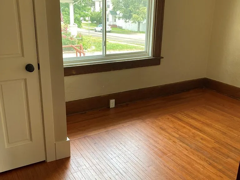 1st Floor SE bedroom