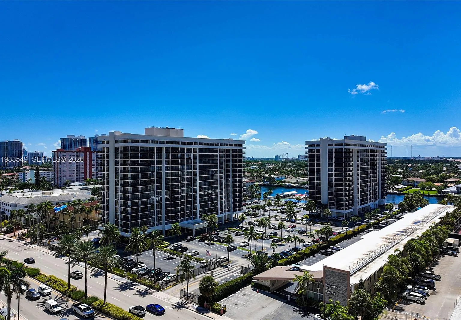 Hemispheres Condo — Photo 1