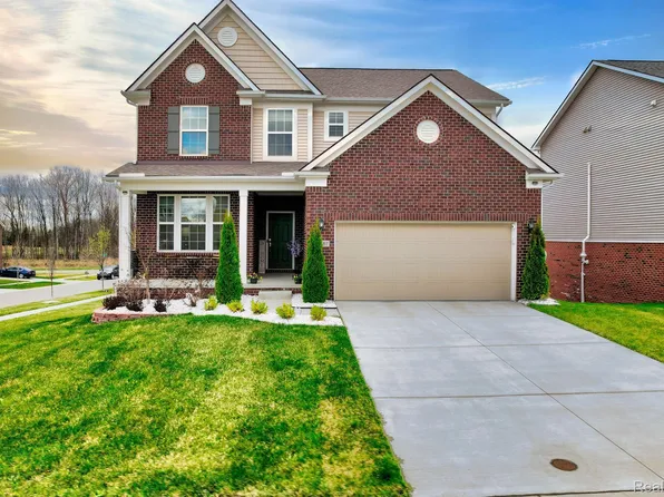 21187 Navarra Dr, South Lyon, MI 48178
