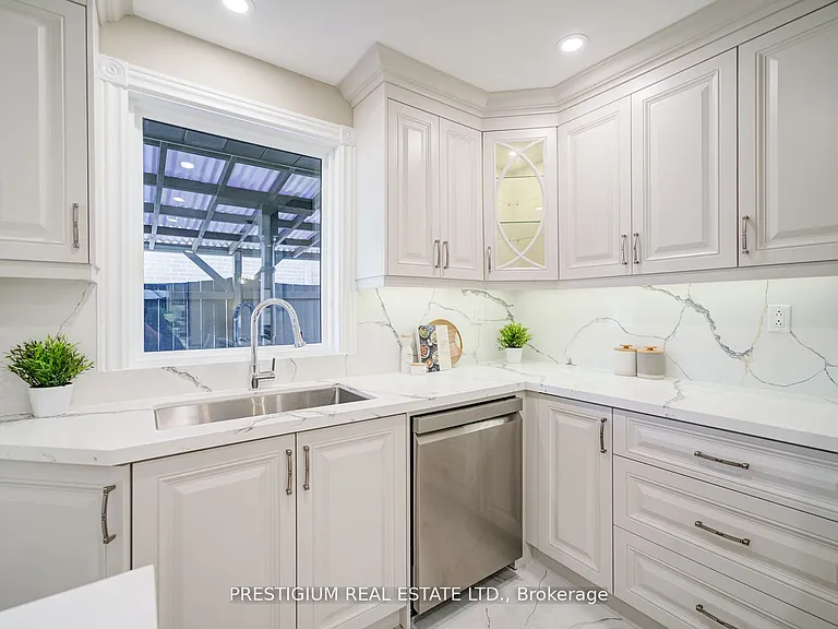 6 Willis Dr #UPPER LEVEL — Photo 18