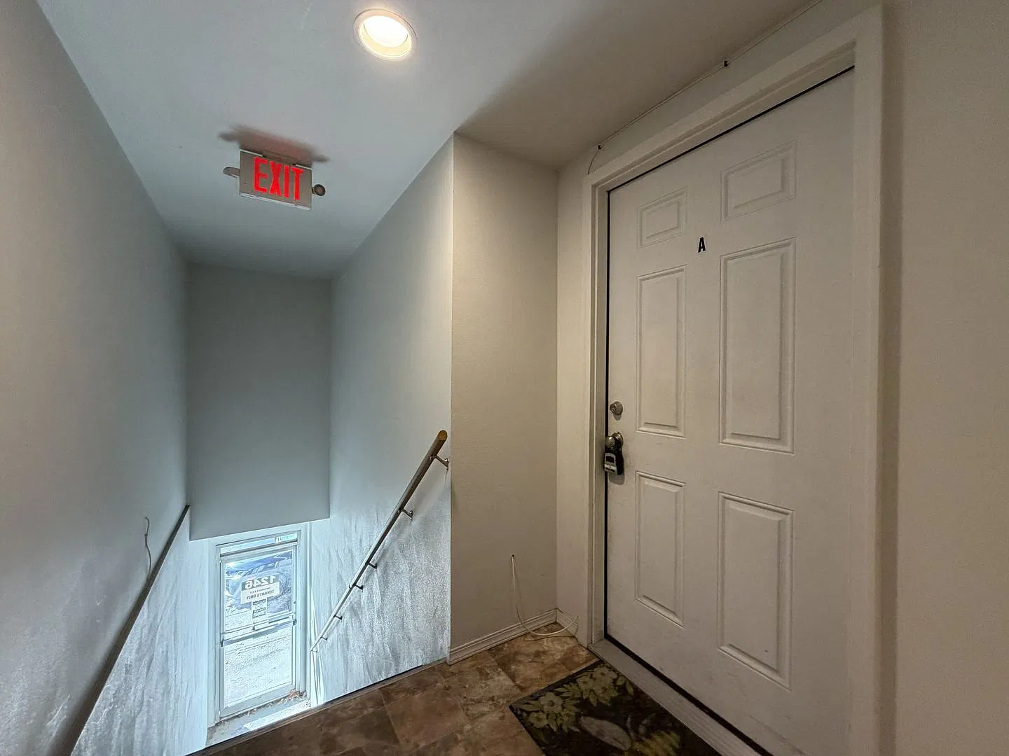 Second-Floor 2 Bedroom Apartment with Functional Kitchen & Convenient Access to Forest Grove and ... — Photo 4