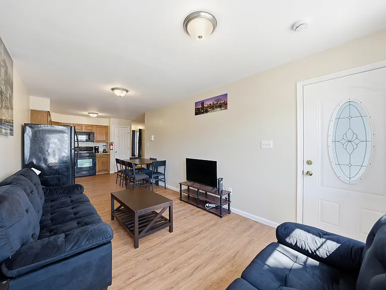1049 Lafayette St #1A — Photo 6