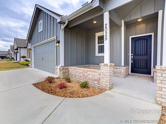 2nd image of 2025 W Huntsville Pl