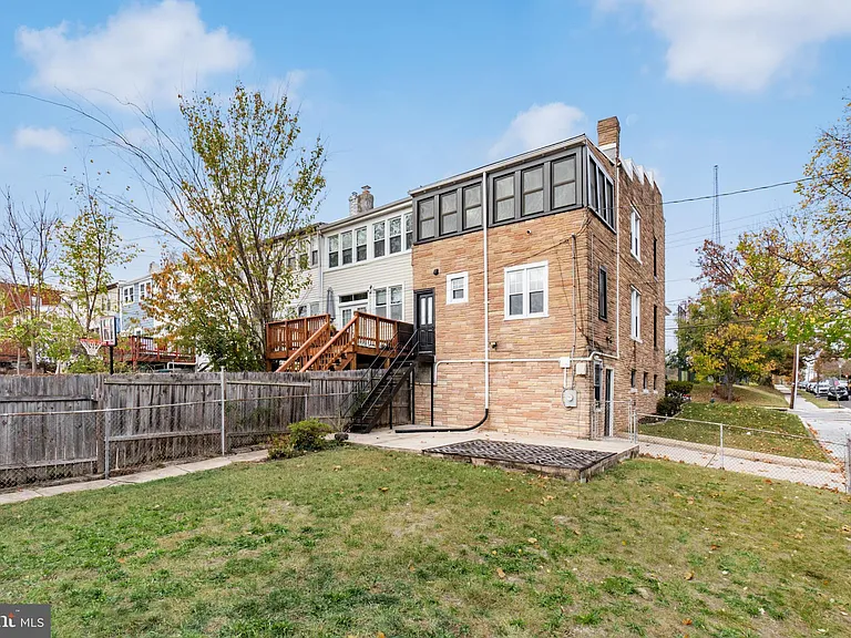 900 Madison St NW #B — Photo 37