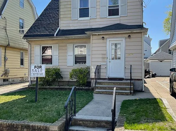 8936 205th St, Hollis, NY 11423