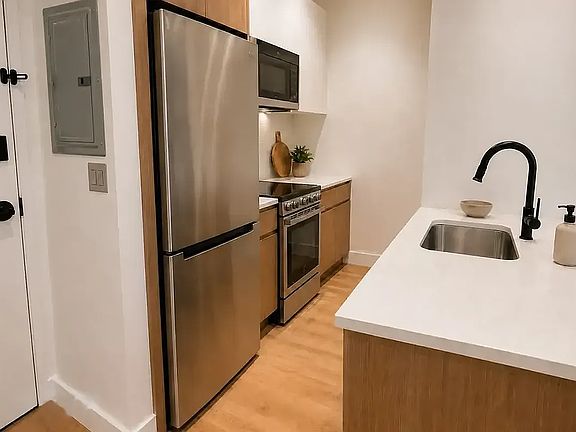 3rd image of 433 Sackett St #2J