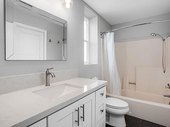 2nd image of 853 Pinewood Dr