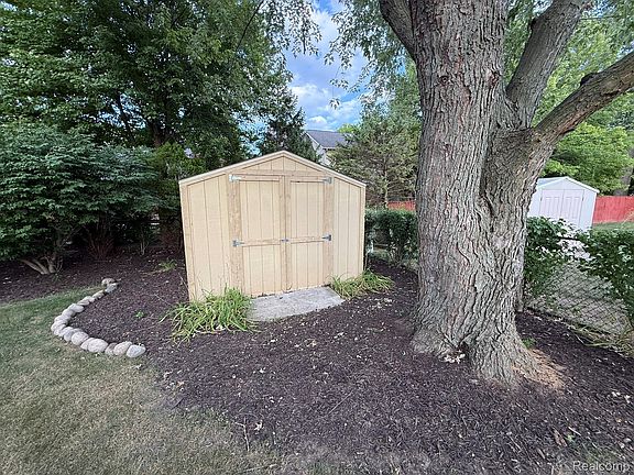 4th image of 39232 Donahue Dr