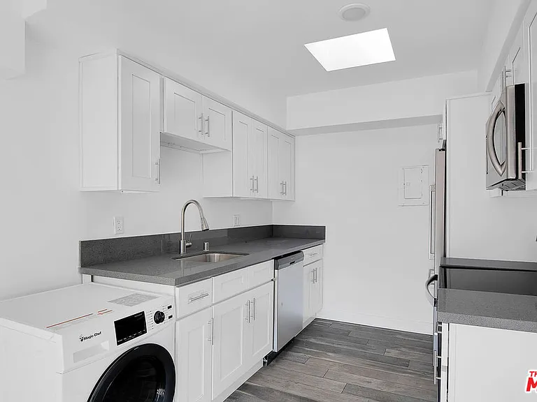 1610 S Beverly Glen Blvd #7 — Photo 3