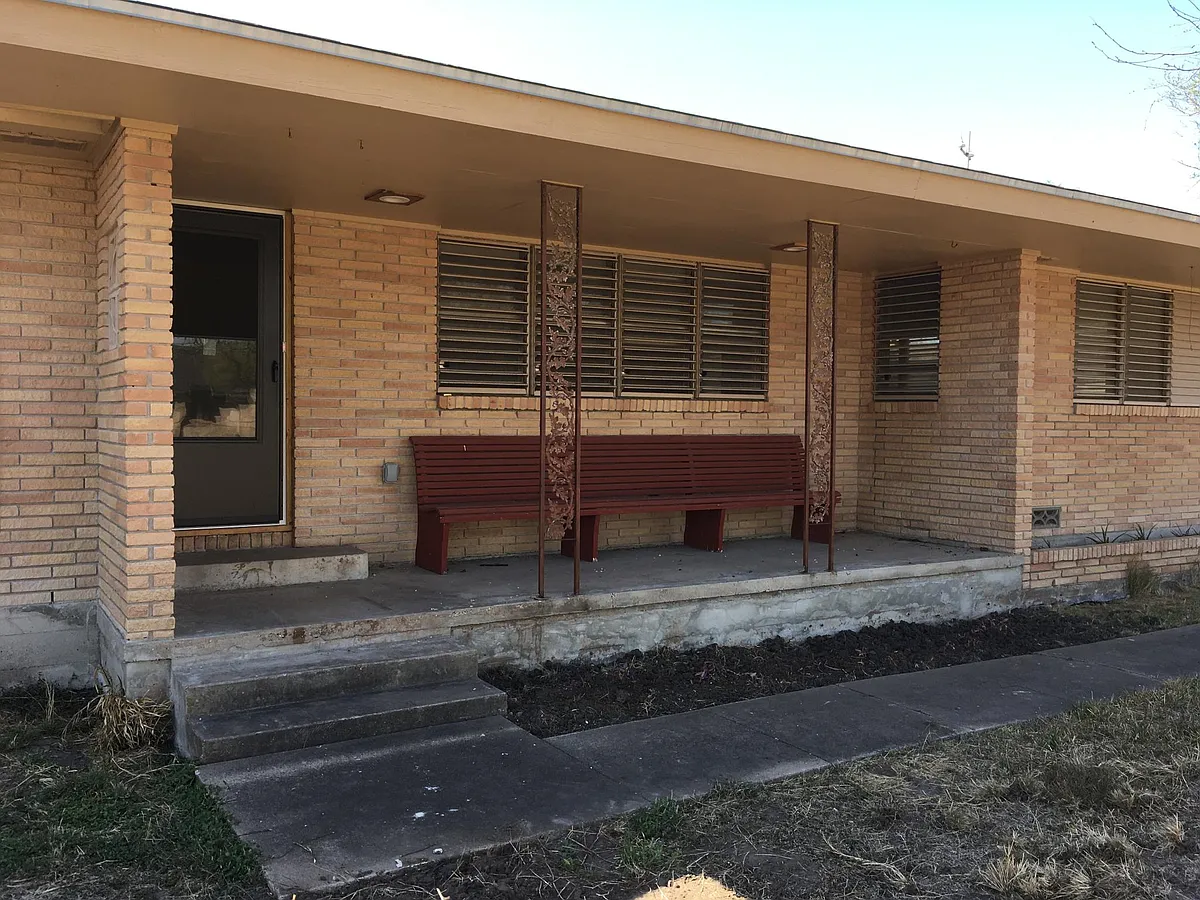 Front porch with bench - 1002 Juniper Ave