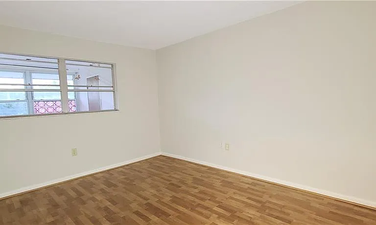 911 Washington Ave #305 — Photo 8