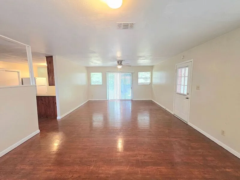 3 bed, 1.5 bath, 1377 sqft, $1,550 — Photo 4