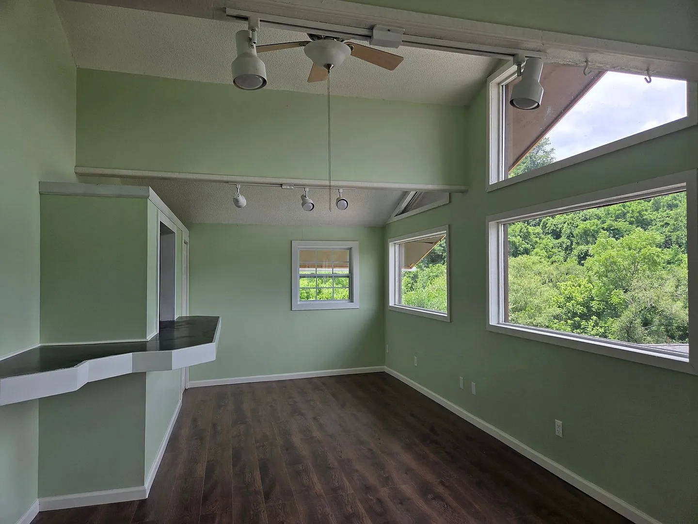 2 Bedroom / 1 Bath bonus room, large living kitchen/dining room combo duplex — Photo 4