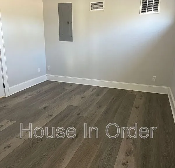 127 W Chestnut St — Photo 3