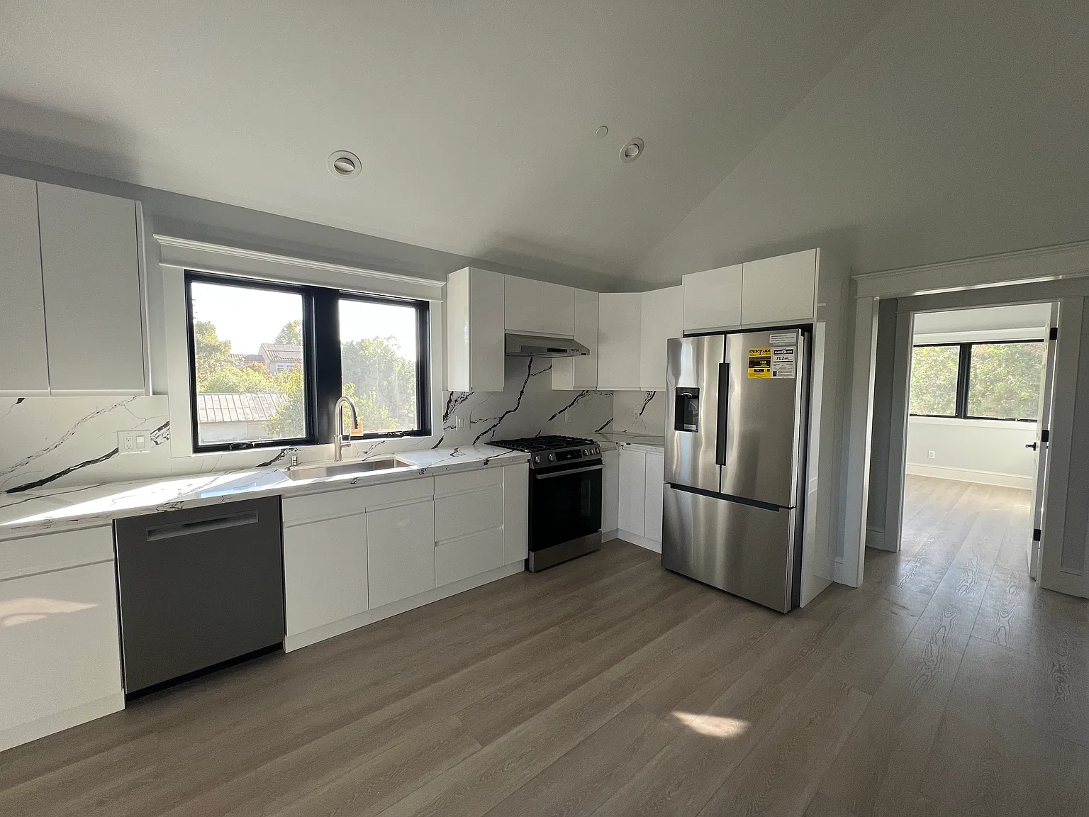 2 bed, 900 sqft, $2,950 — Photo 3