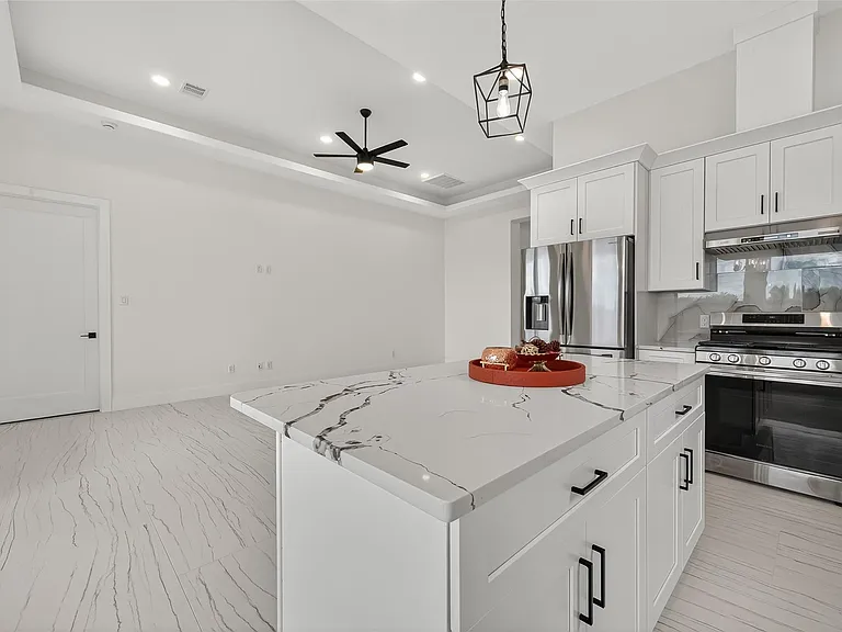 2226 Syrian St — Photo 23
