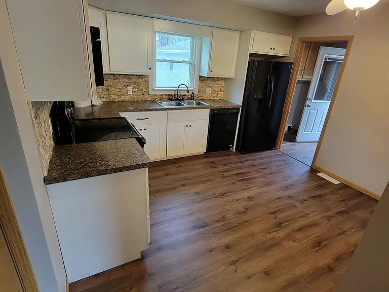 3226 Eileen St — Photo 2