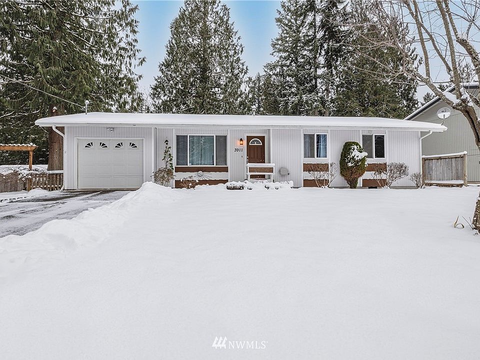 Come rain, shine and even snow, you are going to love your 3-bedroom rambler in desirable Lake Symington!