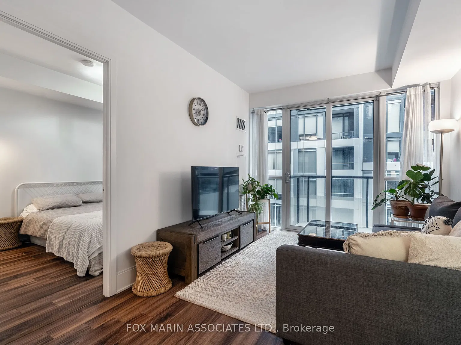 Reve Condos — Photo 2