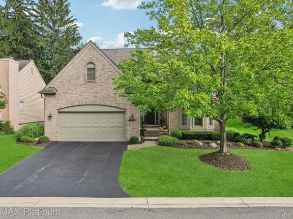 4663 Huntington Dr, Brighton, MI 48116