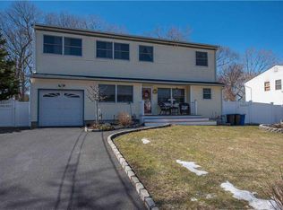 40 Larry Rd S, Selden, NY 11784