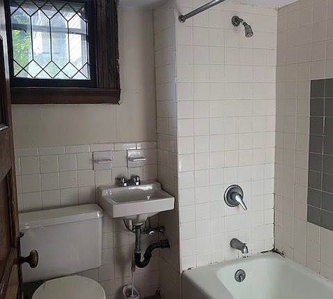 4th image of 352 Willow St APT 1L