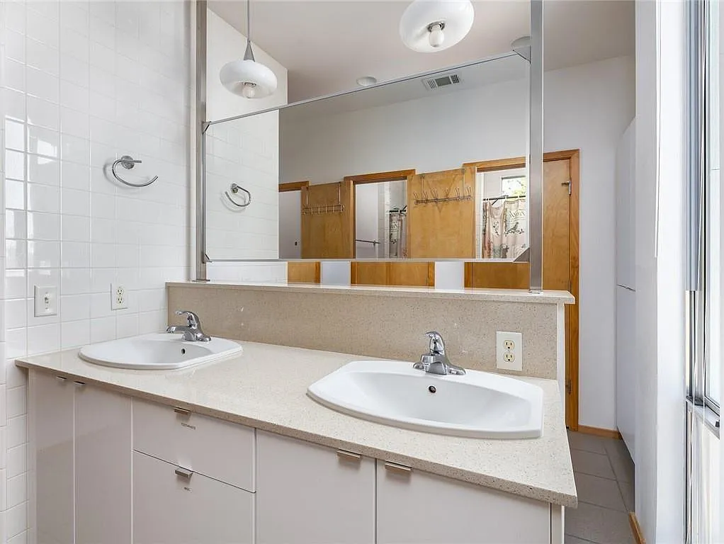 10 bed, 4592 sqft, $19,000 — Photo 3