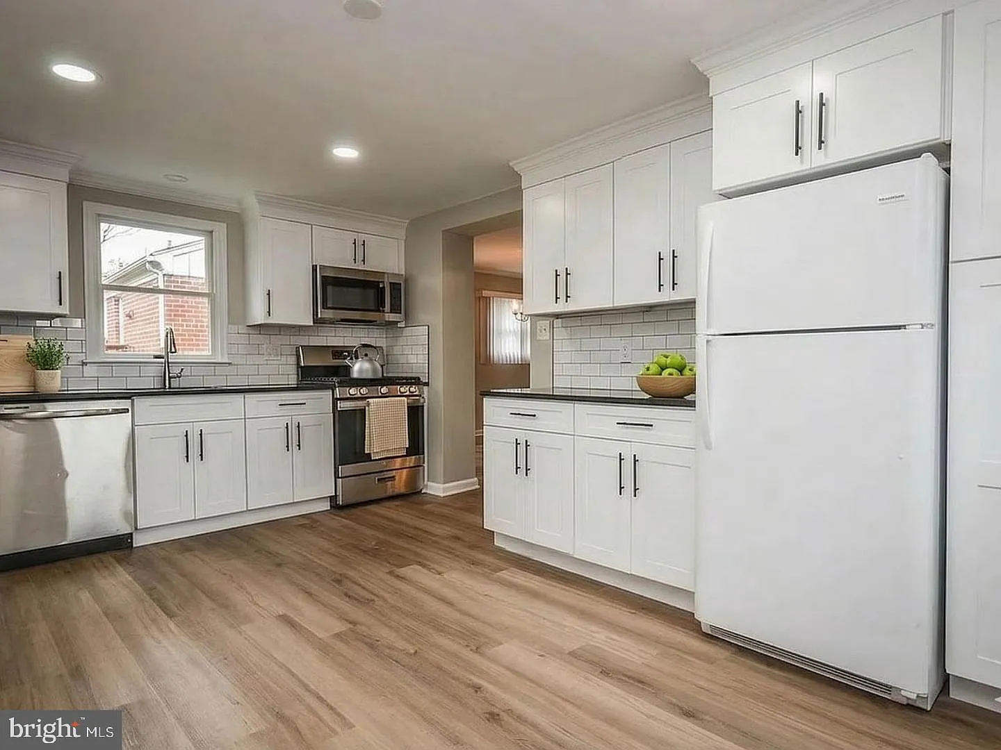 3 bed, 2.0 bath, 2158 sqft, $3,200 — Photo 4