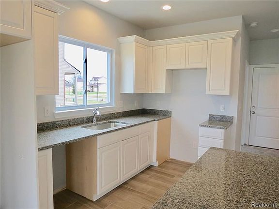 4th image of 1478 Woodlake Ln
