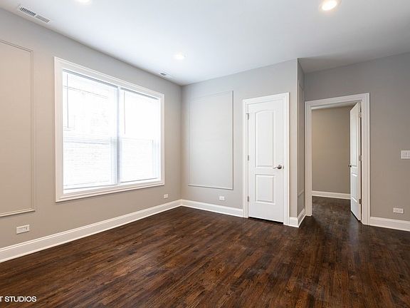 3rd image of 4619 N Hamlin Ave #1R