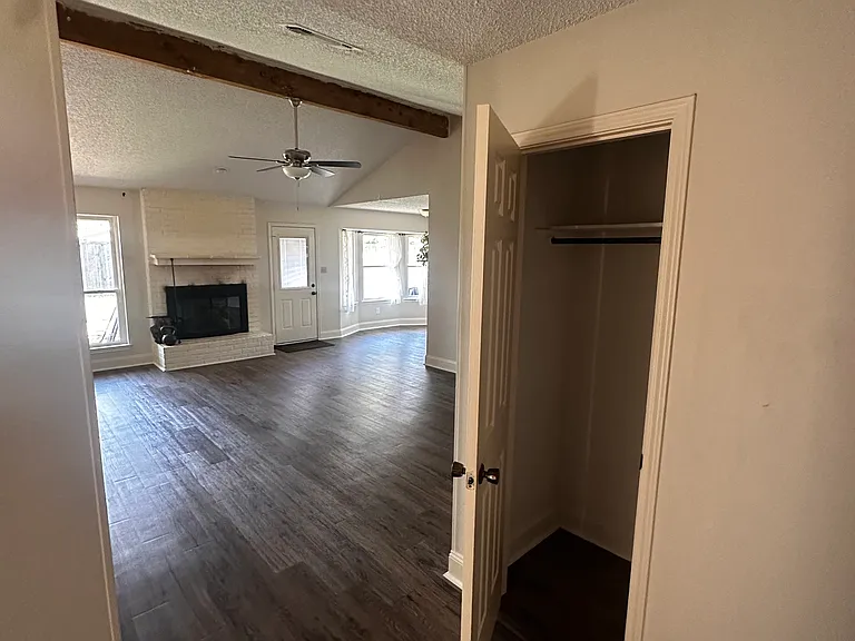 2724 Southpark Ln — Photo 4