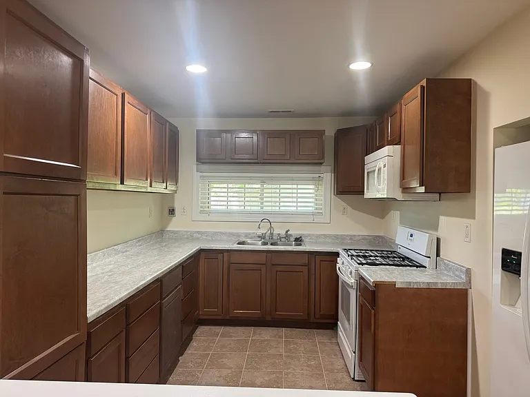 950 Perrytown Rd — Photo 3