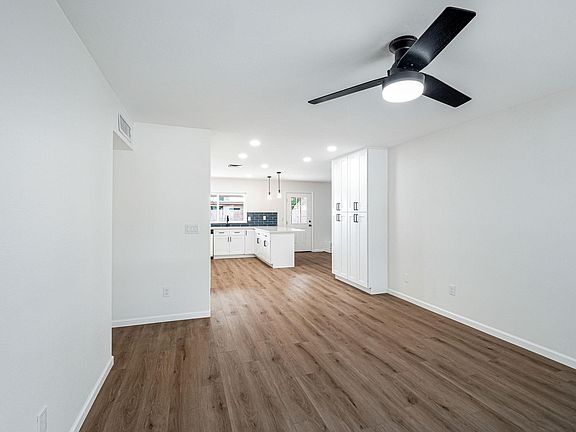 5th image of 819 W Linder Ave