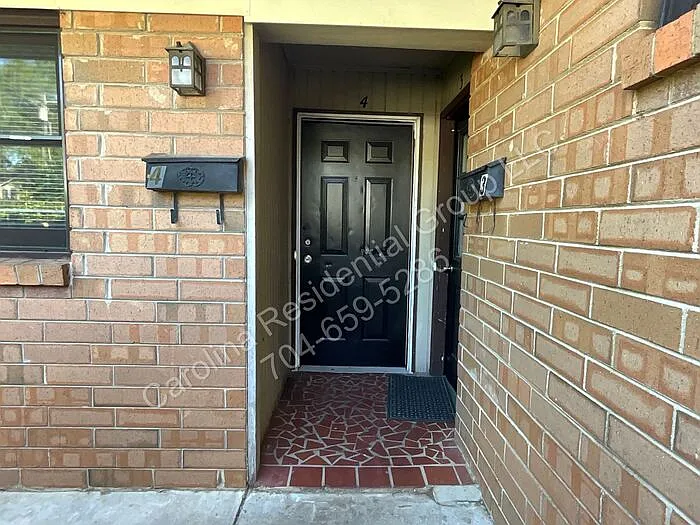 Building Photo - 322 E Sumter St #4