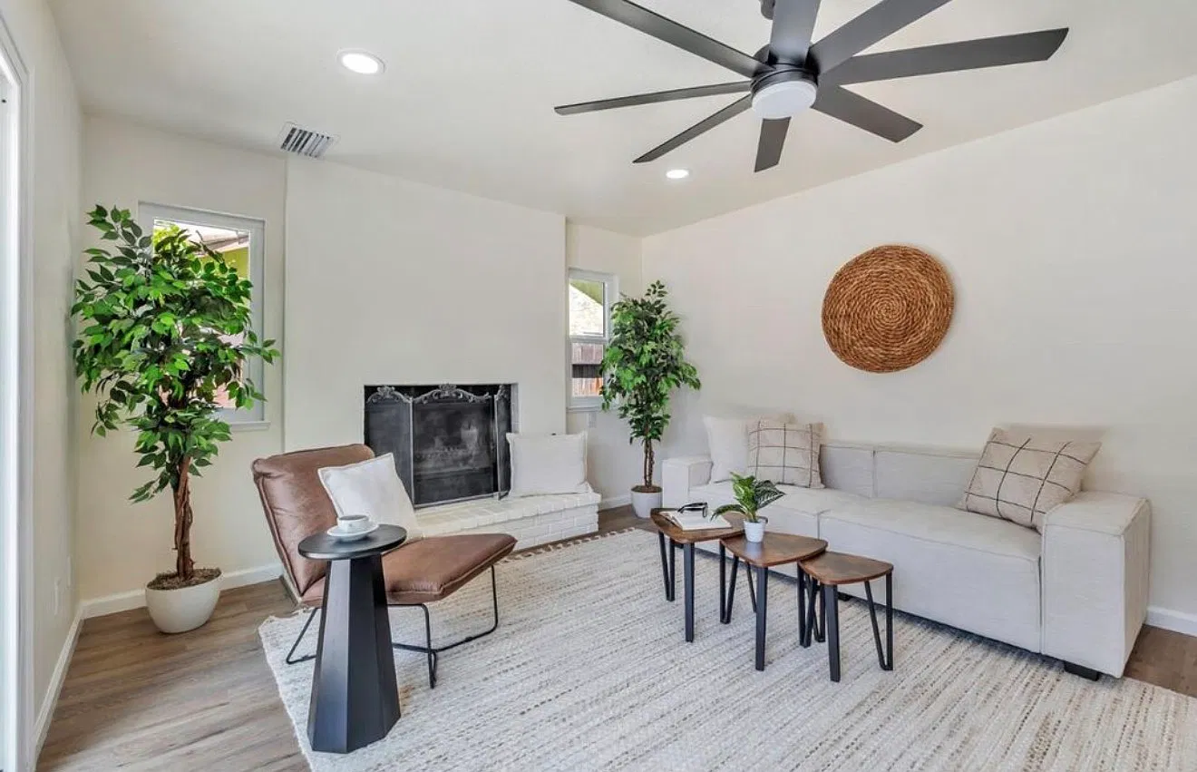 4 bed, 2073 sqft, $3,100 — Photo 2