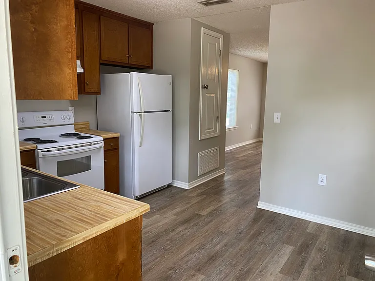 23135 Lincoln St #B — Photo 4