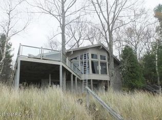10190 Ivanhoe Dr, Onekama, MI 49675