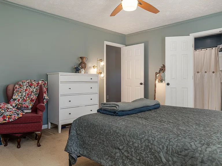 864 Hilton Dr — Photo 16