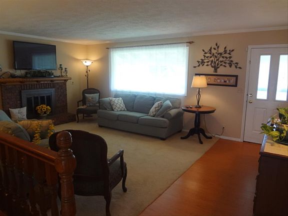 4th image of 391 Carol Ave