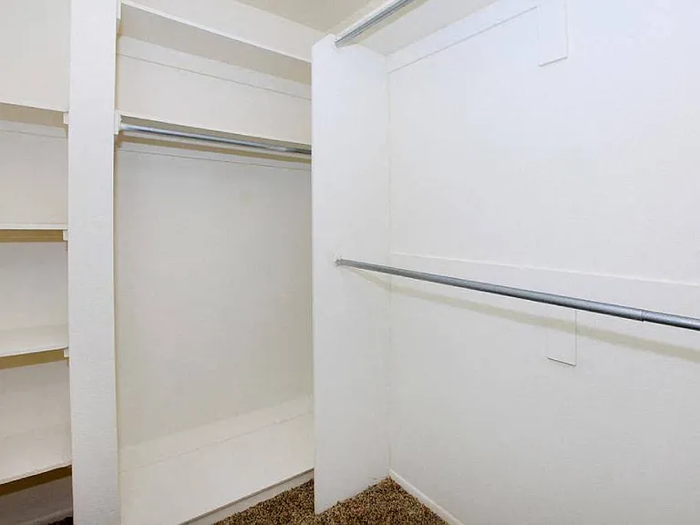 Savoy West Apartments — Photo 32