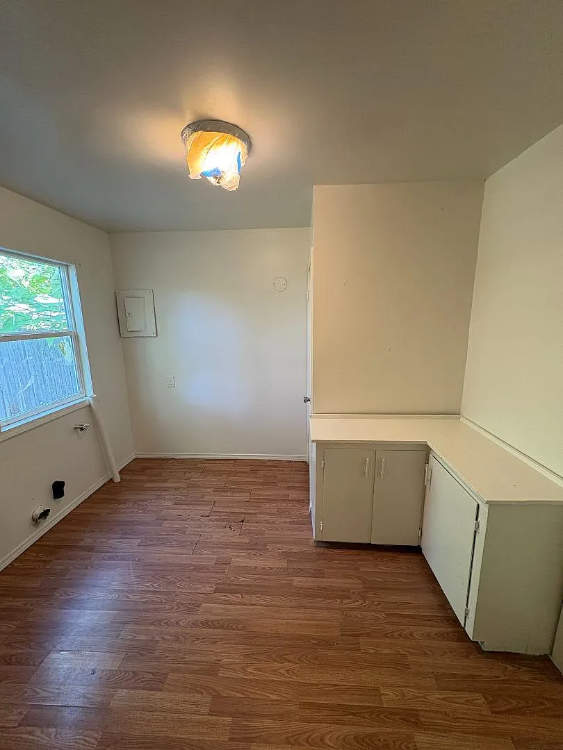1439 S Oak Ave — Photo 4