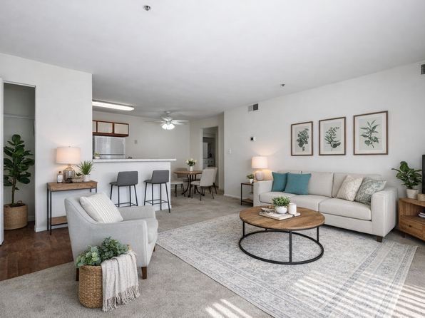 4 Lockhart Cir APT D