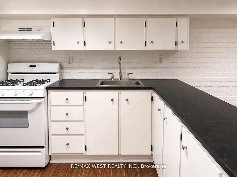 84 Mackenzie Cres #BASEMENT — Photo 5