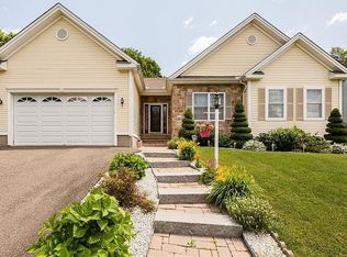 17 Country Club Woods Cir, Waterbury, CT 06708