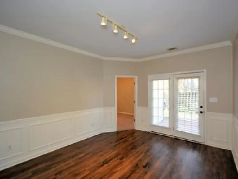209 Lenox Ln — Photo 10