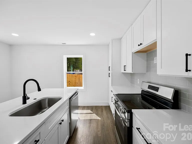 2942 Reid Ave — Photo 6