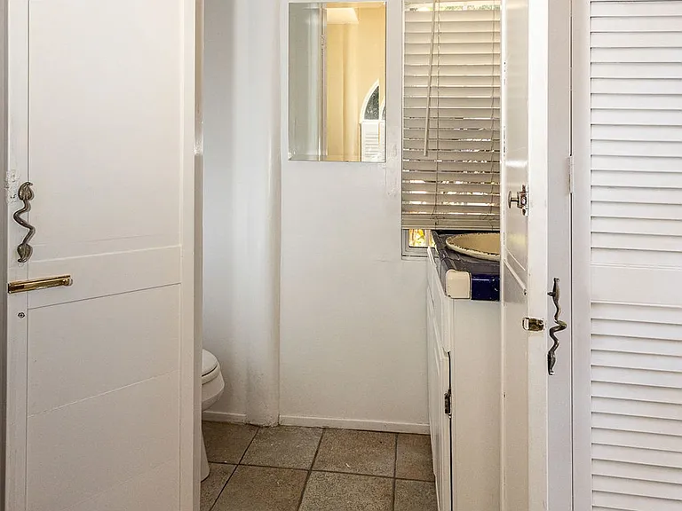 812 N June St — Photo 16