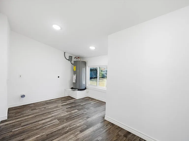 807 Adkins St — Photo 2