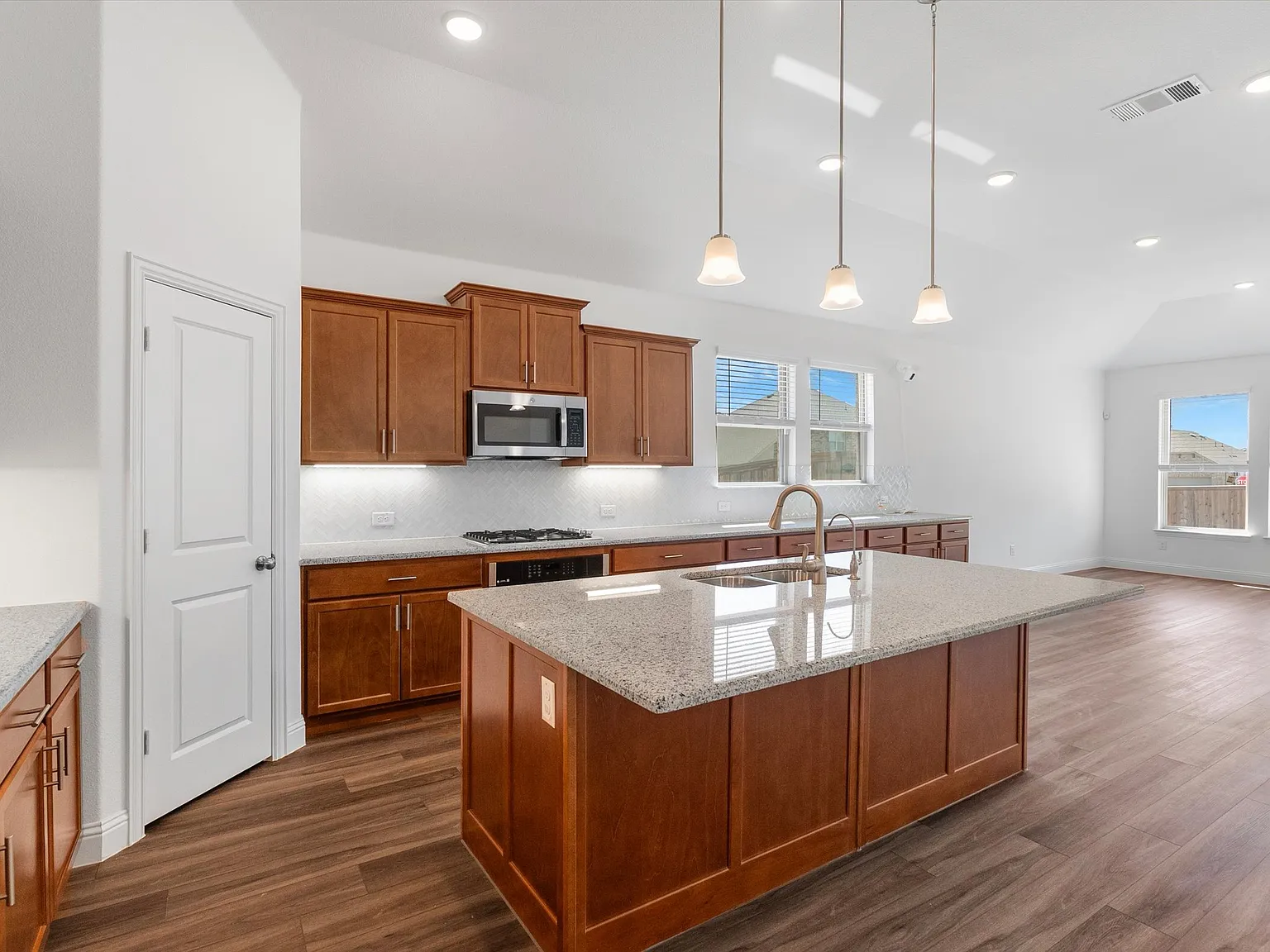 4 bed, 2270 sqft, $3,300 — Photo 4